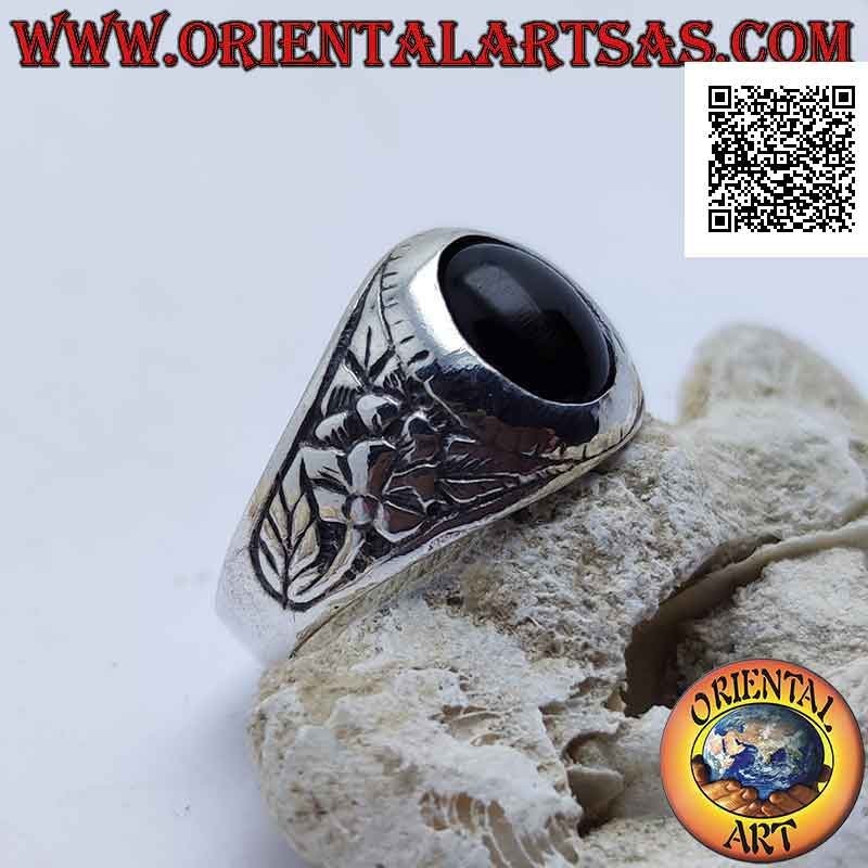 Anello in argento con onice ovale cabochon e fiore della rinascita in bassorilievo sui lati