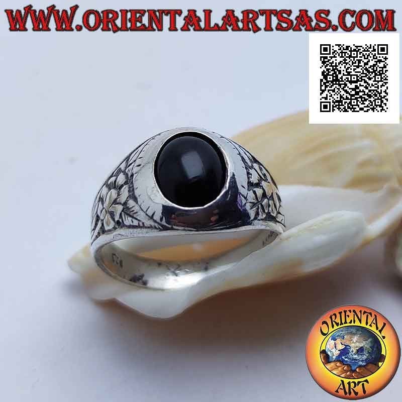 Anello in argento con onice ovale cabochon e fiore della rinascita in bassorilievo sui lati