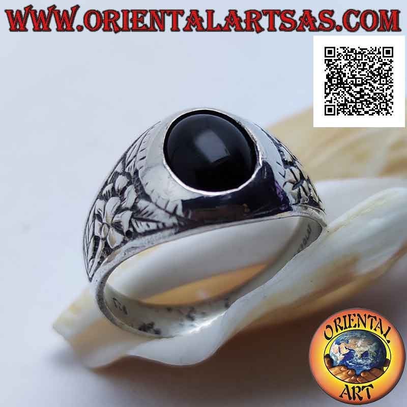 Bague en argent avec cabochon ovale onyx et fleur de renaissance en bas-relief sur les côtés