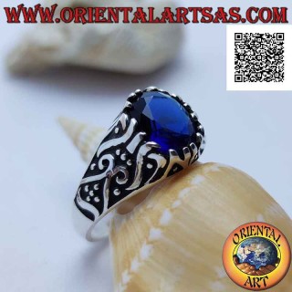 Anillo de plata con circonitas ovaladas de color zafiro engastadas en un marco decorado en bajorrelieve