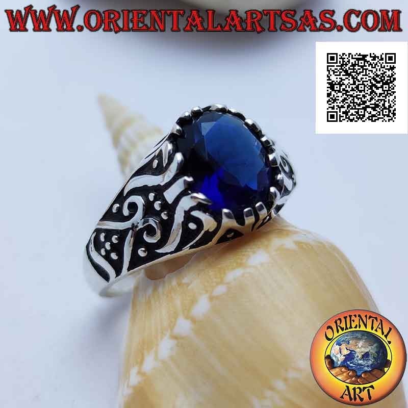 Anillo de plata con circonitas ovaladas de color zafiro engastadas en un marco decorado en bajorrelieve