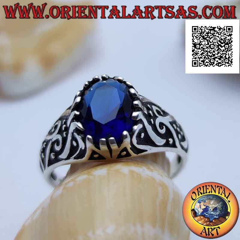 Bague en argent avec zircon ovale couleur saphir serti sur une monture décorée en bas-relief