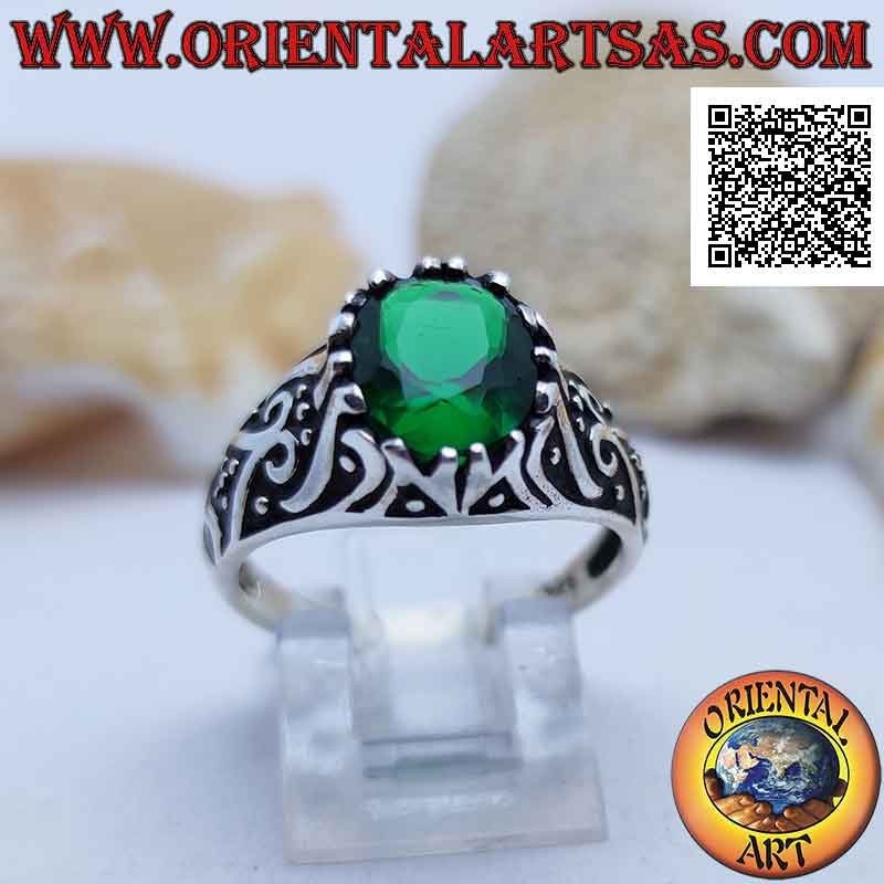 Anello in argento con zircone ovale color smeraldo incastonato su montatura decorata in bassorilievo