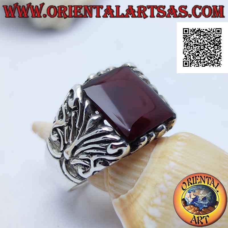 Anillo de plata con cornalina cuadrada rodeada de grabados barrocos en un marco imponente