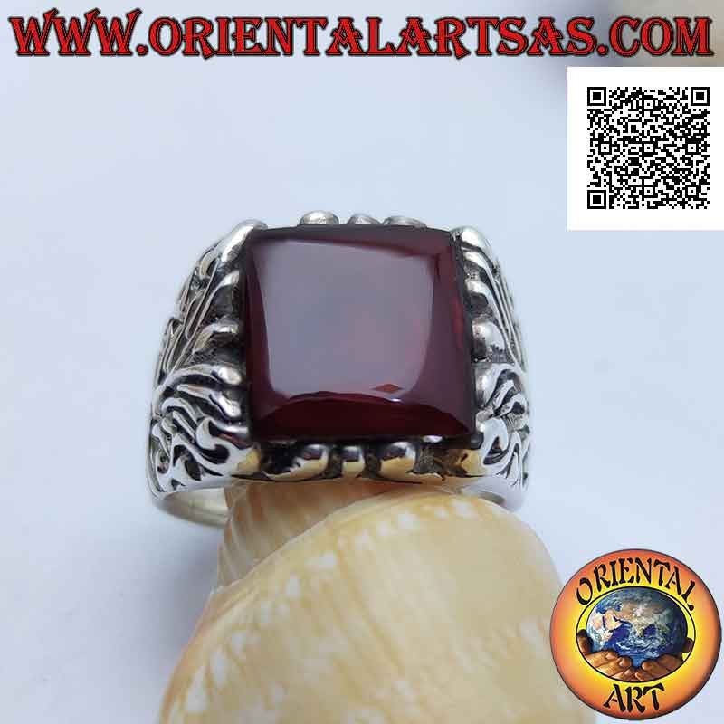 Bague en argent avec cornaline carrée entourée de gravures baroques sur un cadre imposant