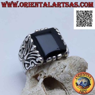 Bague en argent avec onyx carré entouré de gravures baroques sur un cadre imposant
