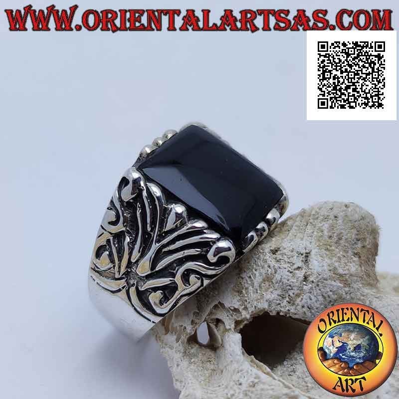Bague en argent avec onyx carré entouré de gravures baroques sur un cadre imposant