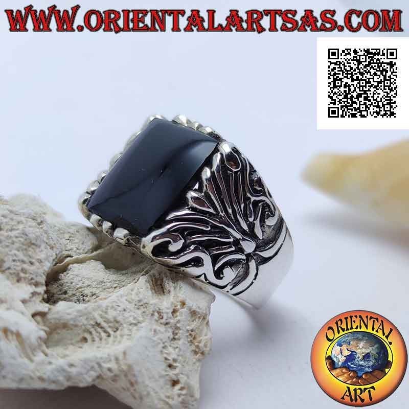 Silberring mit quadratischem Onyx, umgeben von Barockstichen in imposanter Umgebung