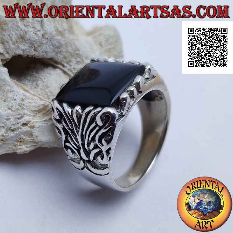 Silberring mit quadratischem Onyx, umgeben von Barockstichen in imposanter Umgebung