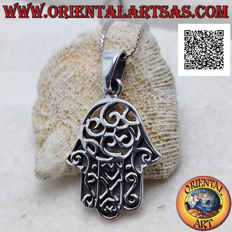 Colgante de plata Mano de Fátima con bajorrelieve y decoración perforada en la palma