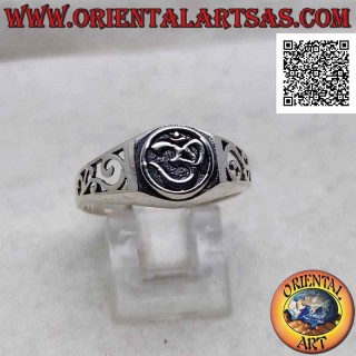 Anello in argento con sillaba sanscrita "ॐ" Oṃ nel cerchio in bassorilievo e decorazione traforata sui lati