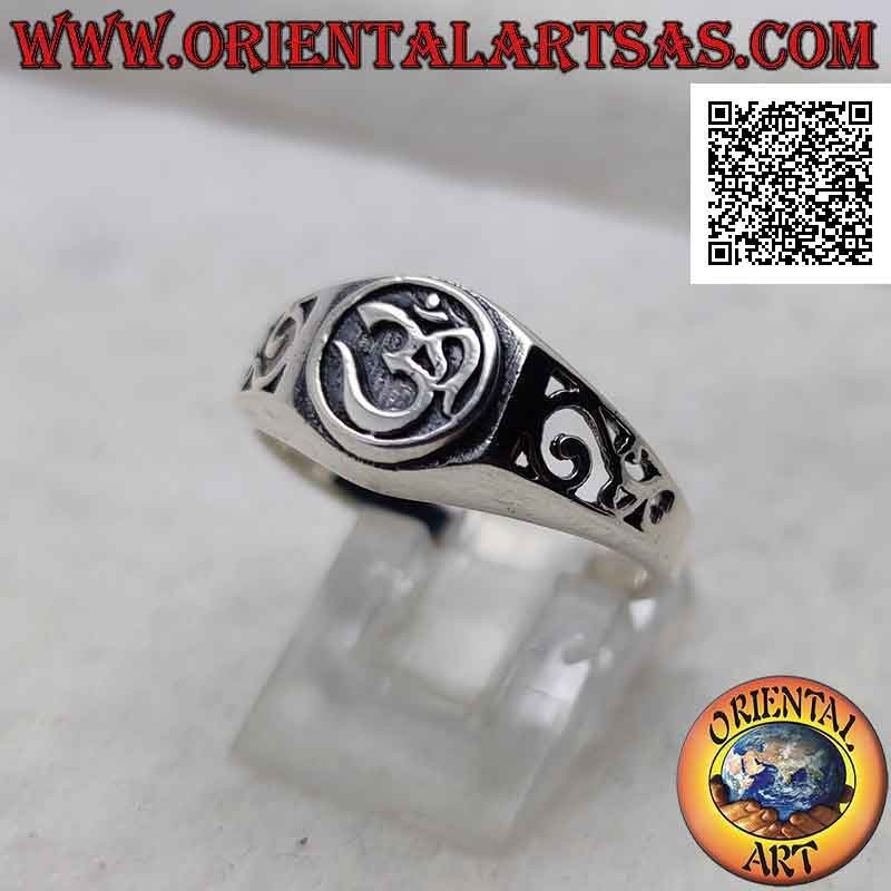 Anillo de plata con la sílaba sánscrita "ॐ" Oṃ en el círculo en bajorrelieve y decoración calada en los lados