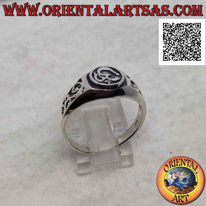 Bague en argent avec syllabe sanskrite "ॐ" Oṃ dans le cercle en bas-relief et décor ajouré sur les côtés