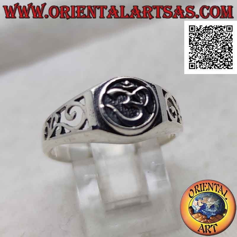 Anello in argento con sillaba sanscrita "ॐ" Oṃ nel cerchio in bassorilievo e decorazione traforata sui lati