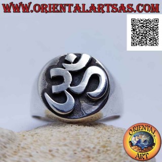 Anello in argento liscio con sillaba sanscrita "ॐ" Oṃ nel cerchio saldata in altorilievo