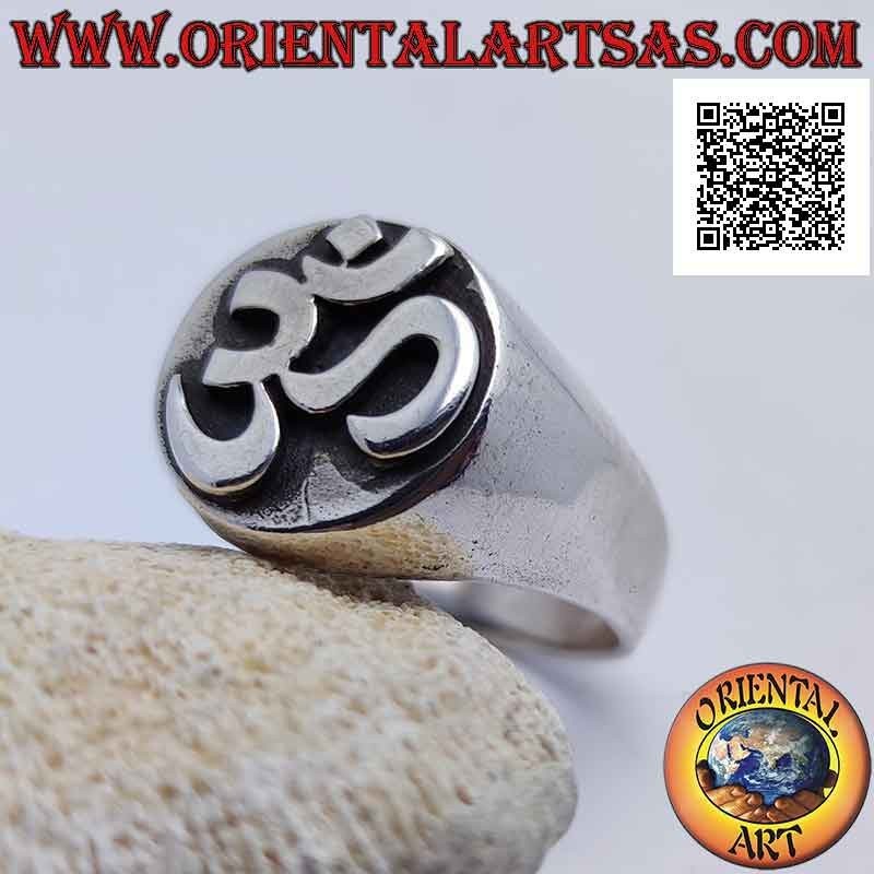 Anillo de plata lisa con sílaba sánscrita "ॐ" Oṃ en el círculo soldado en alto relieve