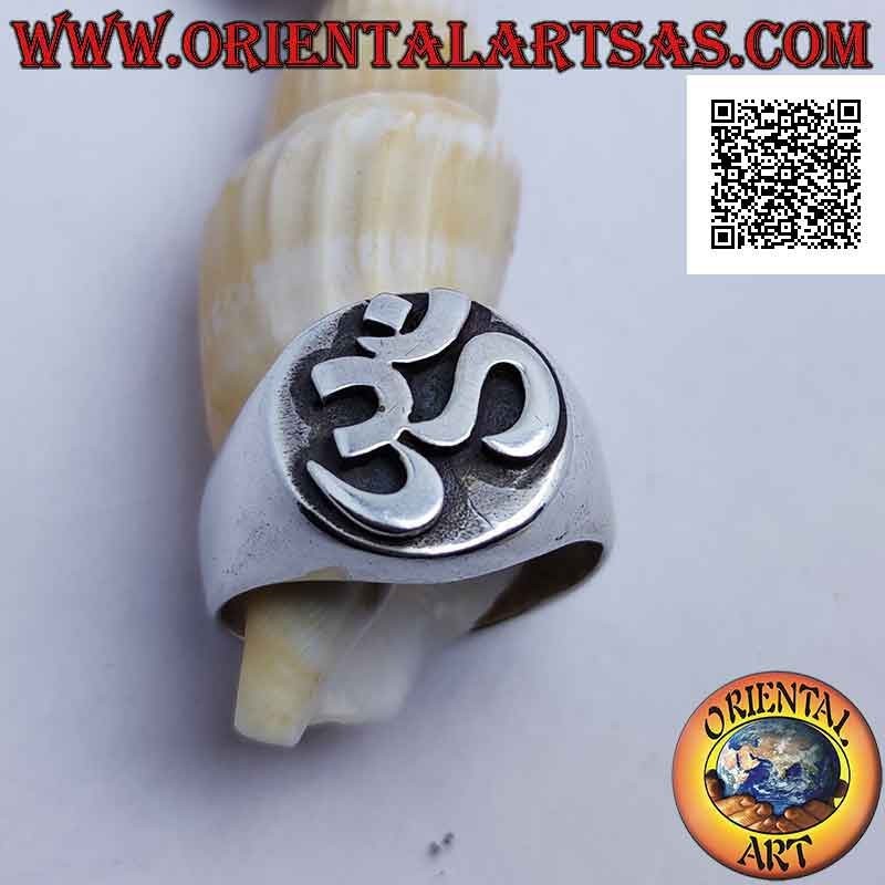 Anello in argento liscio con sillaba sanscrita "ॐ" Oṃ nel cerchio saldata in altorilievo