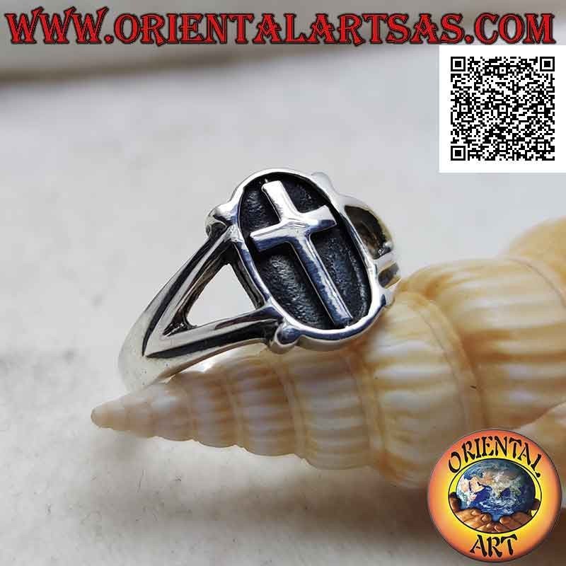 Anillo de plata con cruz latina en el óvalo en bajorrelieve y bola en las cuatro esquinas, unido a dos