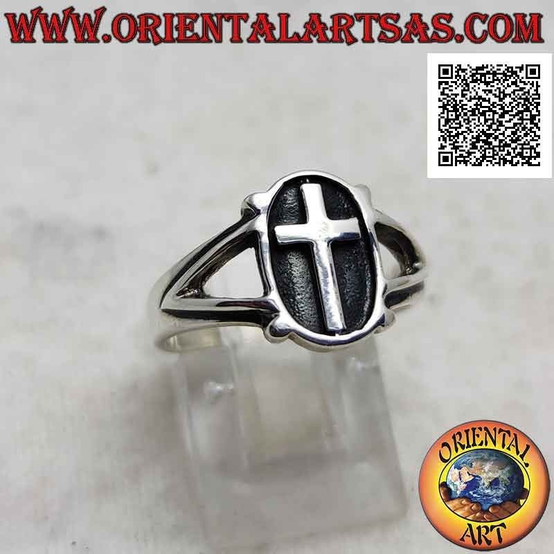 Bague en argent avec croix latine dans l'ovale en bas-relief et boule aux quatre coins, attachée à deux