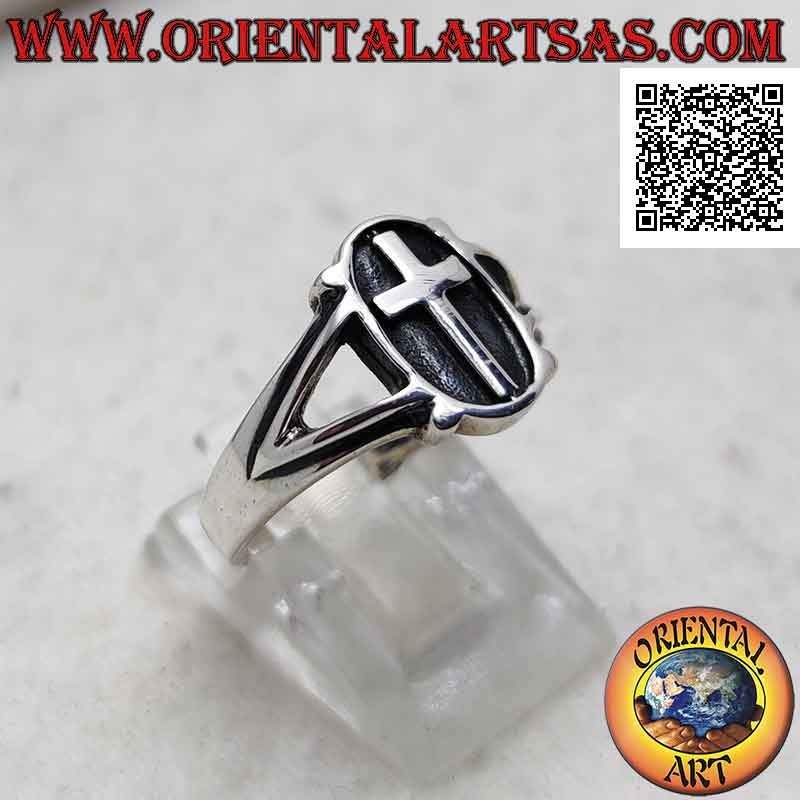 Anillo de plata con cruz latina en el óvalo en bajorrelieve y bola en las cuatro esquinas, unido a dos