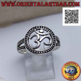 Silberring mit Sanskrit-Silbe "ॐ" Oṃ im perforierten gepunkteten Kreis, verbunden durch zwei gepunktete Bänder