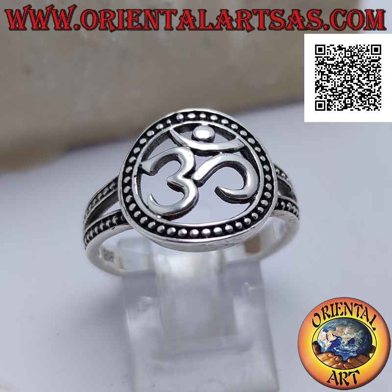 Anello in argento con sillaba sanscrita "ॐ" Oṃ nel cerchio puntinato traforato, agganciata da due fasce puntinate