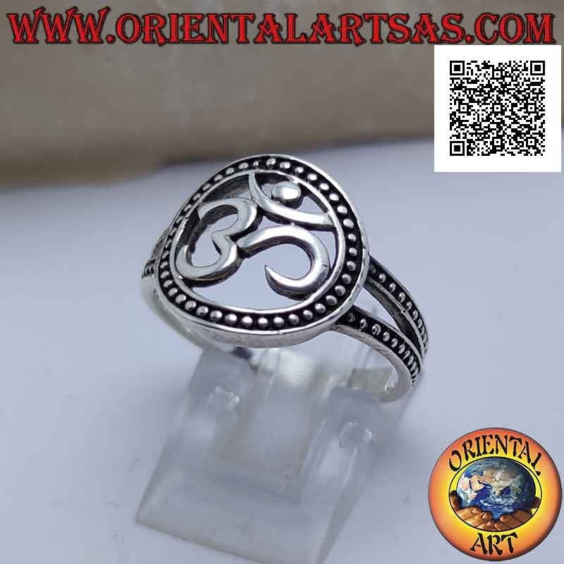 Anello in argento con sillaba sanscrita "ॐ" Oṃ nel cerchio puntinato traforato, agganciata da due fasce puntinate