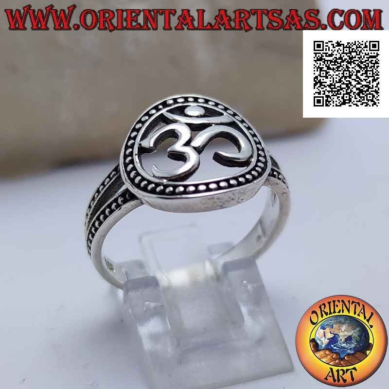 Anillo de plata con la sílaba sánscrita "ॐ" Oṃ en el círculo punteado perforado, unido por dos bandas punteadas