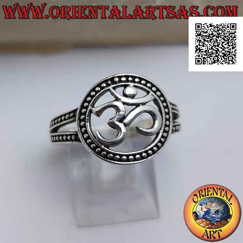 Anello in argento con sillaba sanscrita "ॐ" Oṃ nel cerchio puntinato traforato, agganciata da due fasce puntinate