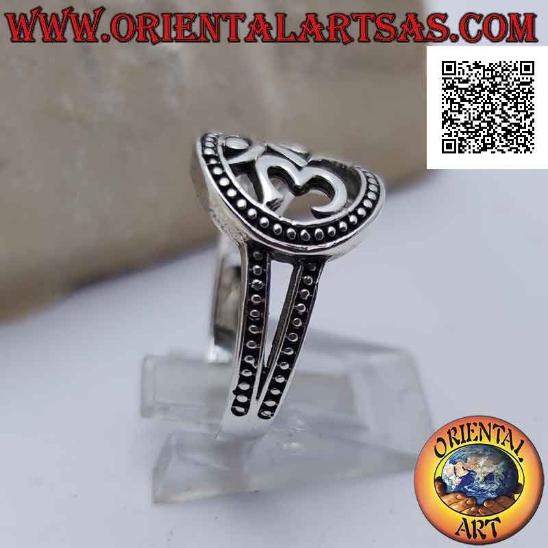 Anello in argento con sillaba sanscrita "ॐ" Oṃ nel cerchio puntinato traforato, agganciata da due fasce puntinate