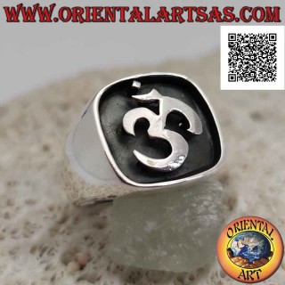 Anello in argento con sillaba sanscrita "ॐ" Oṃ nel quadrato tondeggiante in bassorilievo