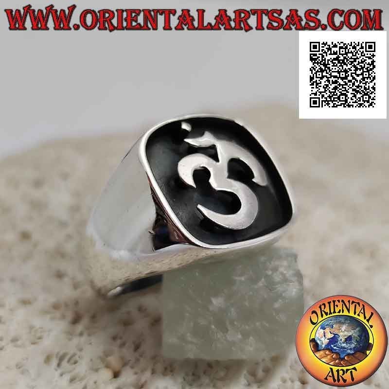 Anello in argento con sillaba sanscrita "ॐ" Oṃ nel quadrato tondeggiante in bassorilievo
