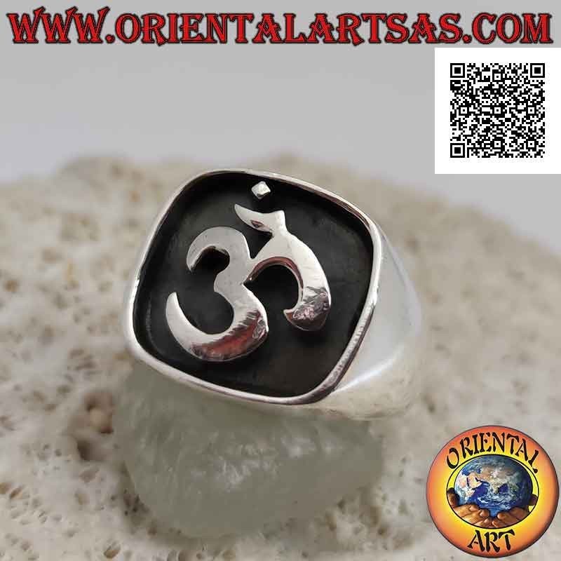 Bague en argent avec syllabe sanskrite "ॐ" Oṃ dans le carré arrondi en bas-relief