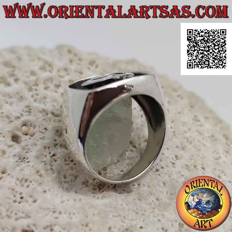 Anillo de plata con la sílaba sánscrita "ॐ" Oṃ en el cuadrado redondeado en bajorrelieve