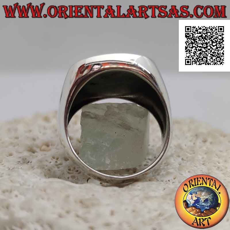 Anillo de plata con la sílaba sánscrita "ॐ" Oṃ en el cuadrado redondeado en bajorrelieve