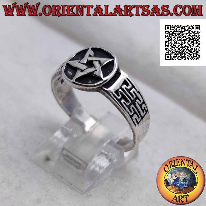 Bague en argent avec pentacle lisse dans le cercle en bas-relief et décor gravé sur le côté
