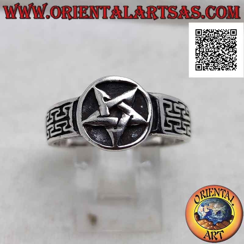 Bague en argent avec pentacle lisse dans le cercle en bas-relief et décor gravé sur le côté