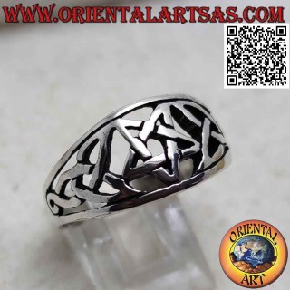 Silberring mit perforiertem Wachstumsband mit zentralem Pentagramm und Triquetra und Unendlichkeit an den Seiten