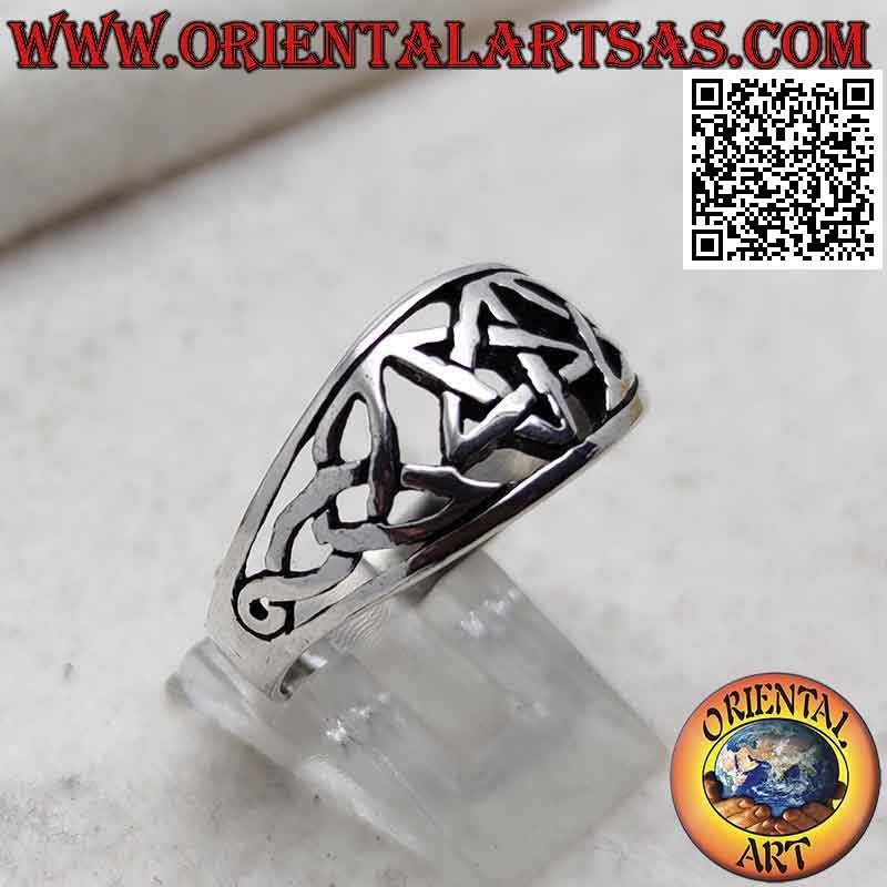 Silberring mit perforiertem Wachstumsband mit zentralem Pentagramm und Triquetra und Unendlichkeit an den Seiten