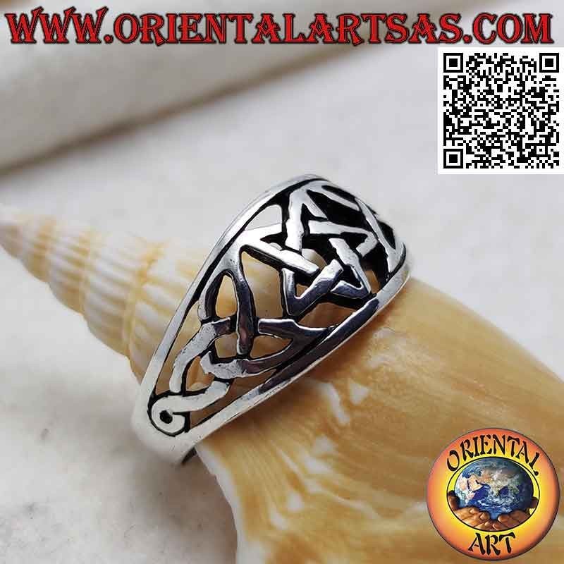 Anillo de plata con banda de crecimiento perforada con pentáculo central y triquetra e infinito en los lados