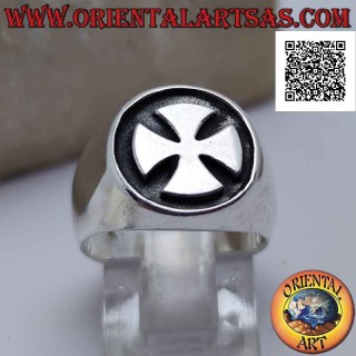 Glatter silberner Ring mit glattem Malteserkreuz auf einem dunklen Basreliefhintergrund