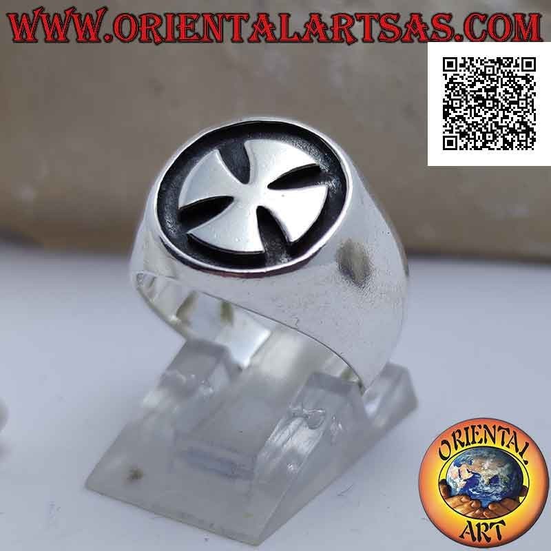 Bague en argent lisse avec croix de Malte lisse sur fond bas-relief foncé