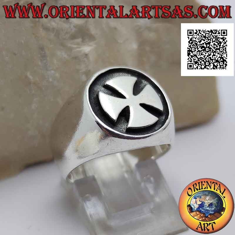Glatter silberner Ring mit glattem Malteserkreuz auf einem dunklen Basreliefhintergrund