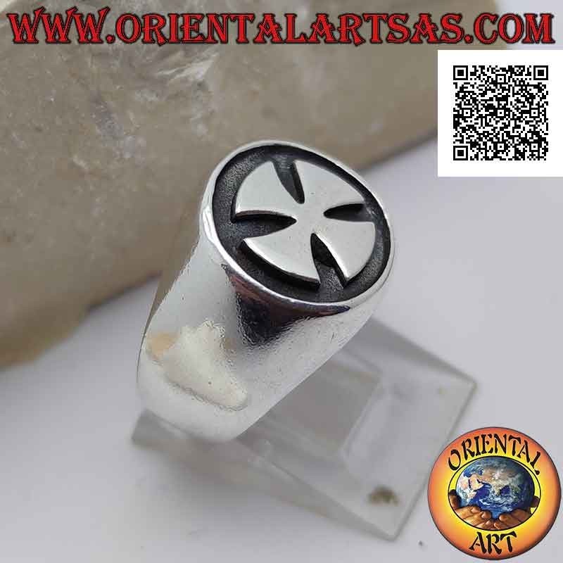 Glatter silberner Ring mit glattem Malteserkreuz auf einem dunklen Basreliefhintergrund