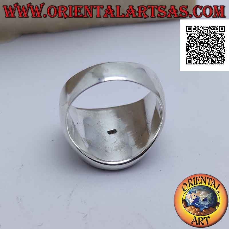 Anello in argento liscio con croce di malta liscia su fondo scuro in bassorilievo