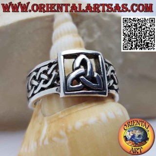 Anillo de plata con triquetra calada en el cuadrado y entrelazado celta en los lados