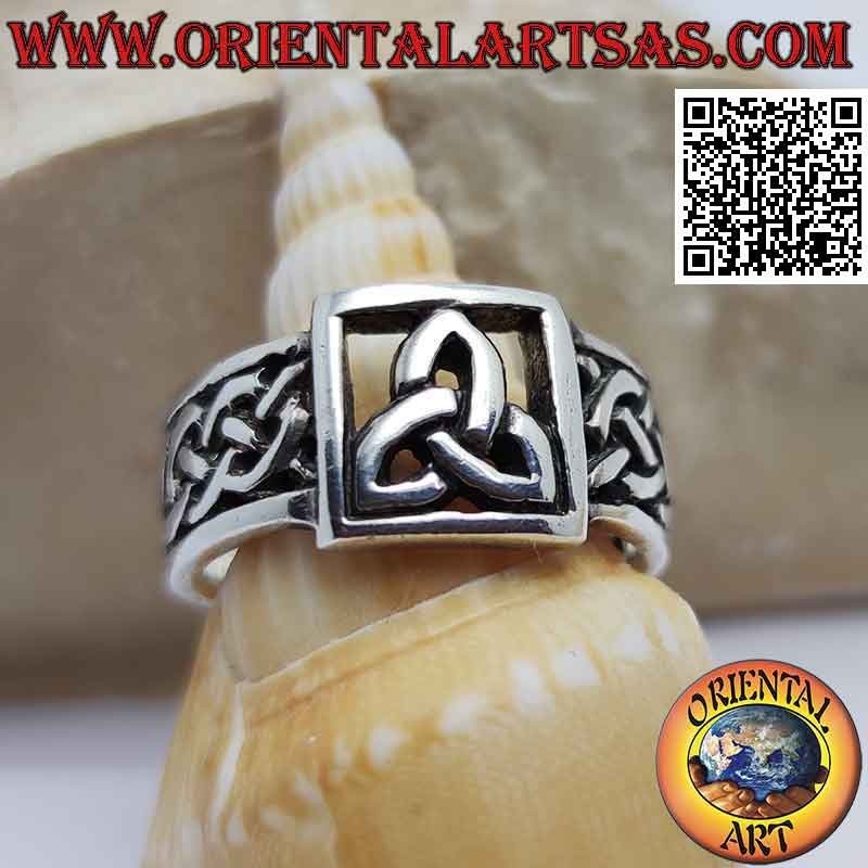 Anillo de plata con triquetra calada en el cuadrado y entrelazado celta en los lados