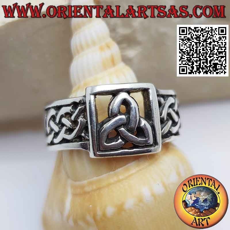 Anello in argento con triquetra traforata nel quadrato e intrecci celtici sui lati