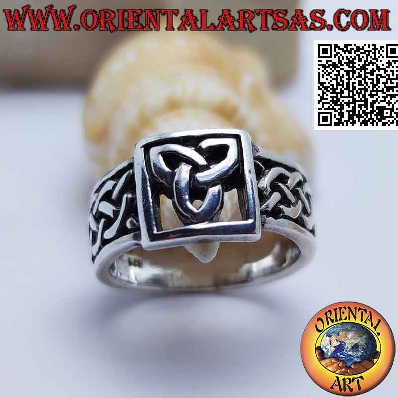 Bague en argent avec triquetra ajouré dans le carré et entrelacs celtiques sur les côtés