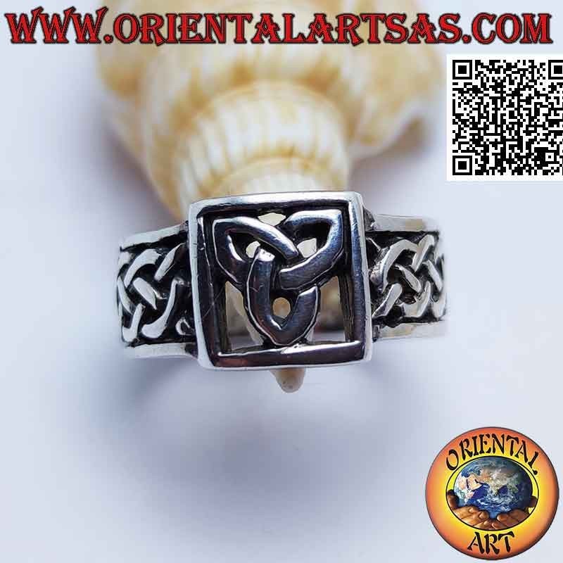 Silberring mit durchbrochener Triquetra im Quadrat und keltischem Interlacing an den Seiten